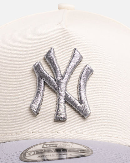 New Era New York Yankees 'Chrome Grey' 9FORTY A-Frame Snapback White/Silver