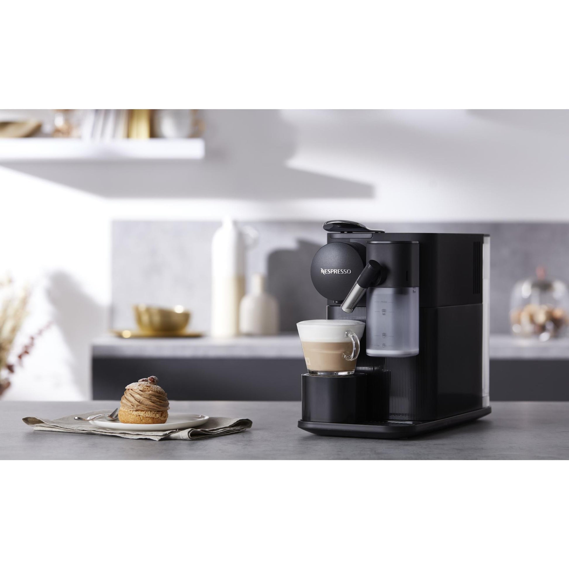 De'longhi Nespresso Lattissima One Capsule Coffee Machine (Black)