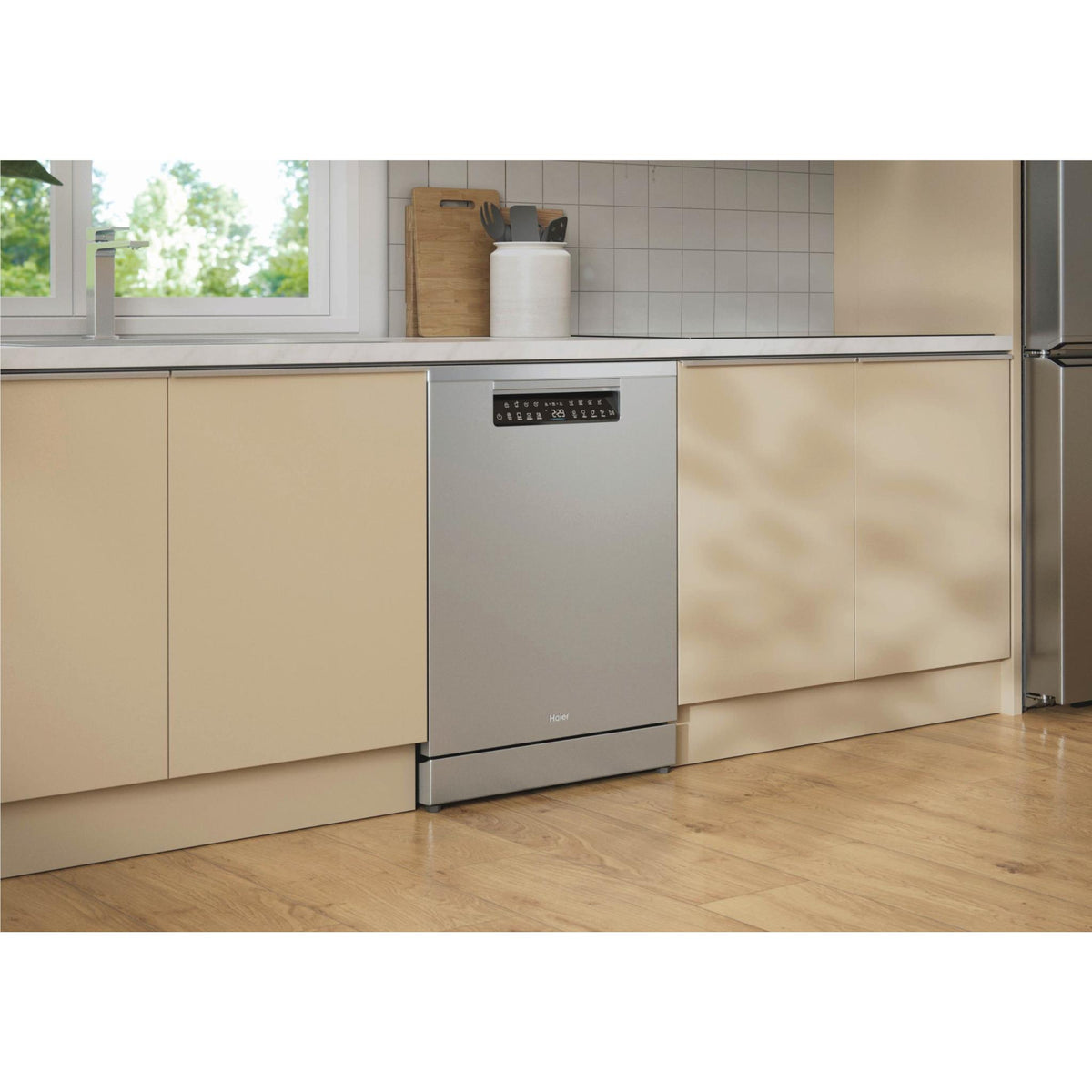 Haier HDW15F4S1 600 Series 15-Place Freestanding Dishwasher (Satina)