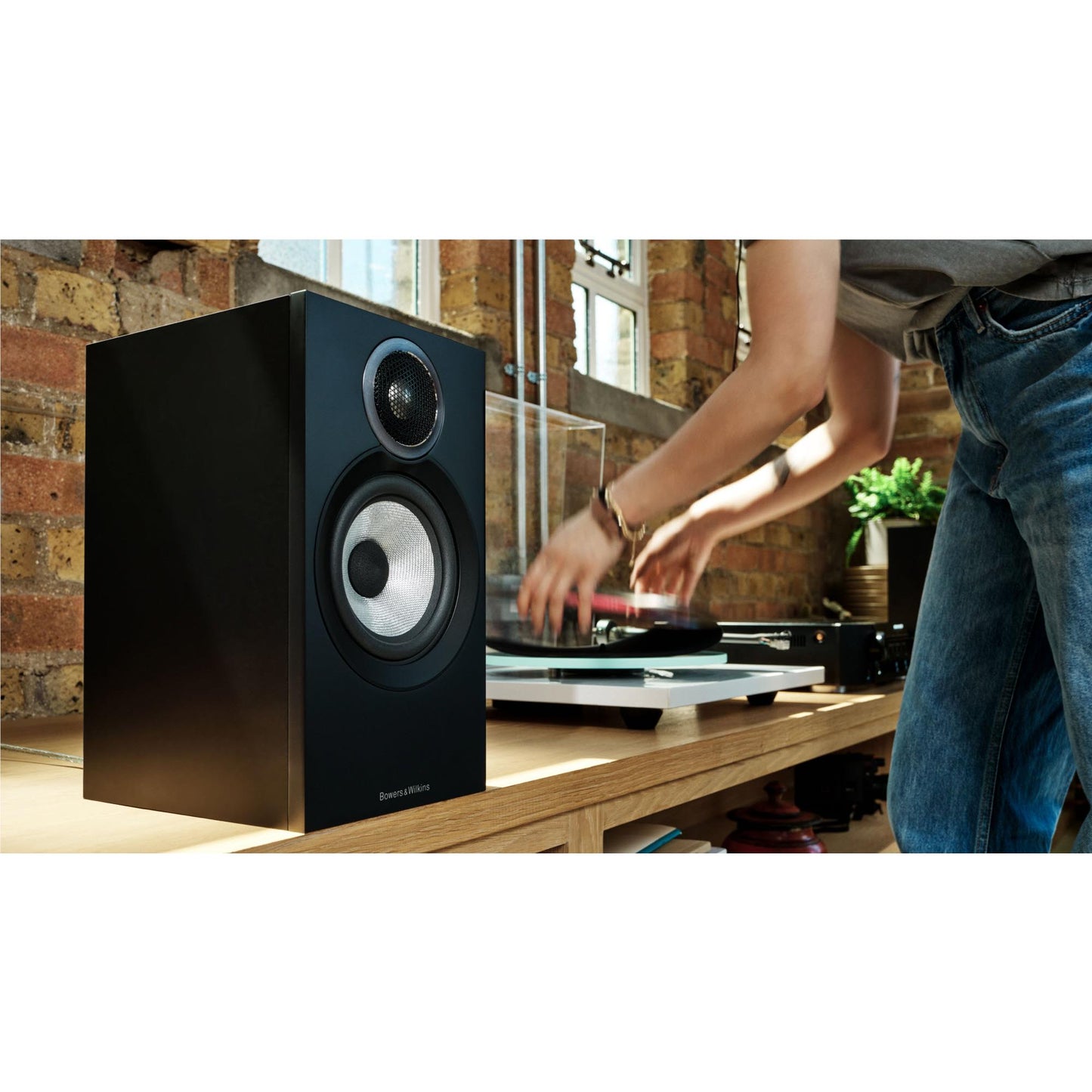 Bowers & Wilkins 607 S3 Performance Compact Bookshelf Speakers (Black) [Pair]