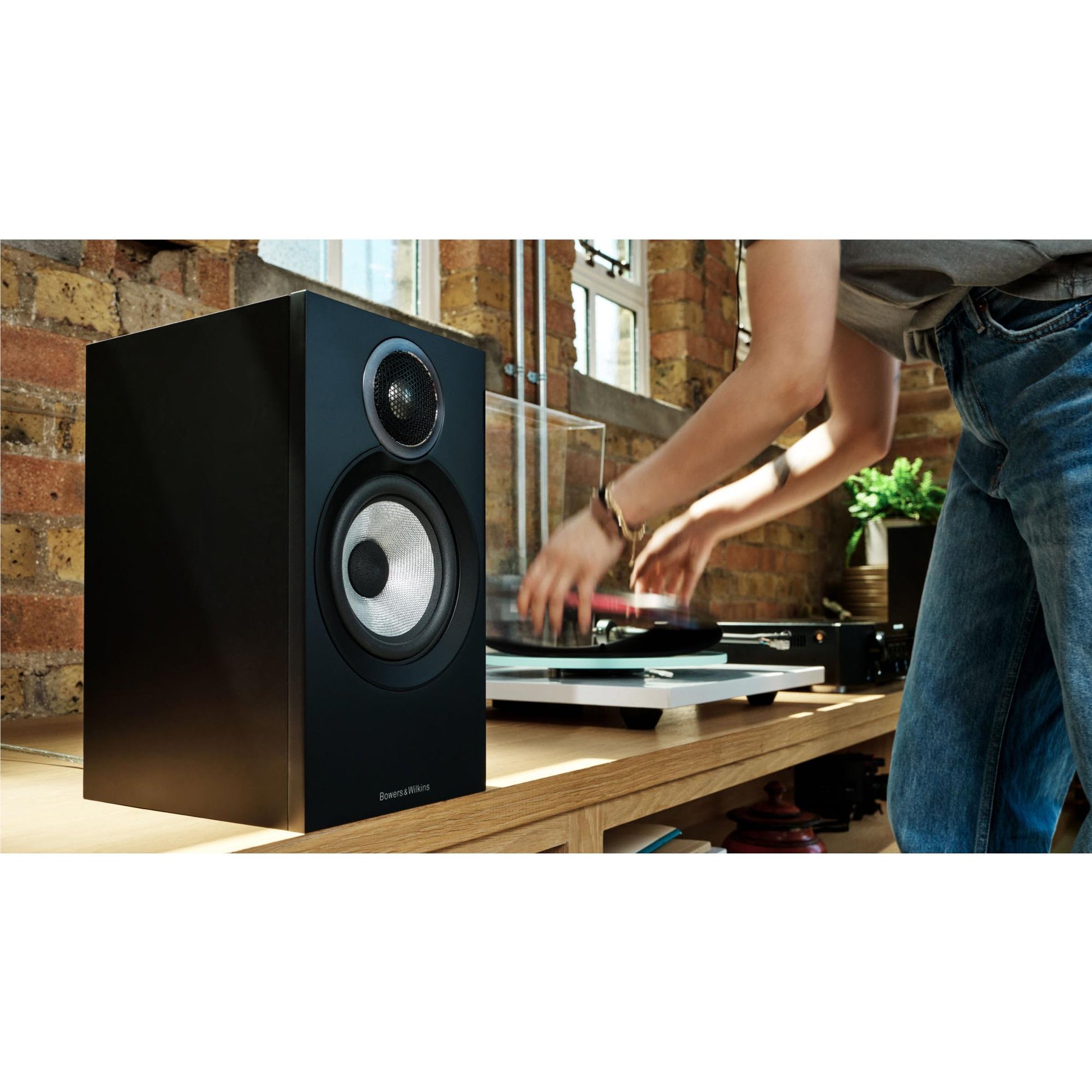 Bowers & Wilkins 607 S3 Performance Compact Bookshelf Speakers (Black) [Pair]