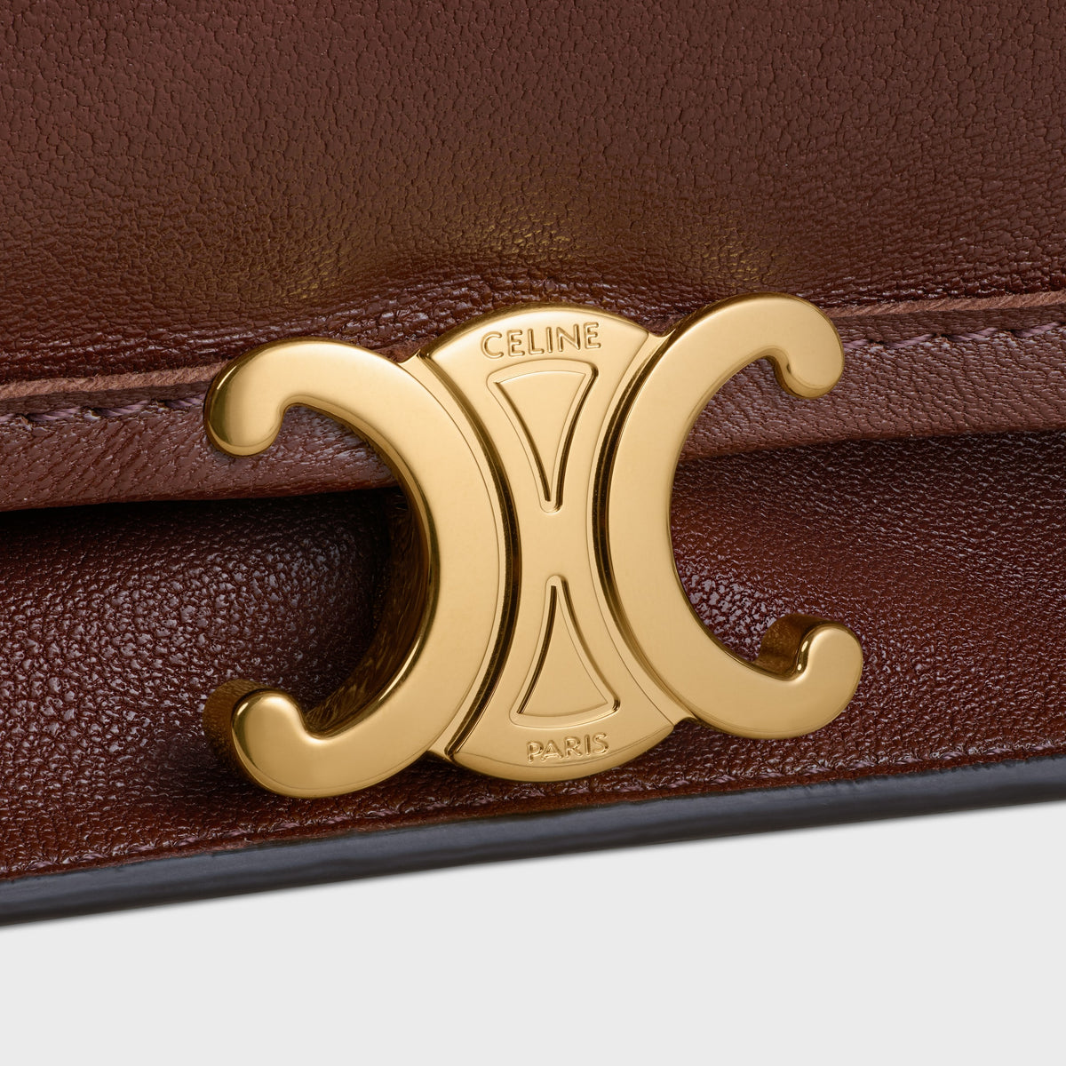 Soft Triomphe Besace in Supple Shiny Lambskin - Deep Brown - Triomphe clasp close-up